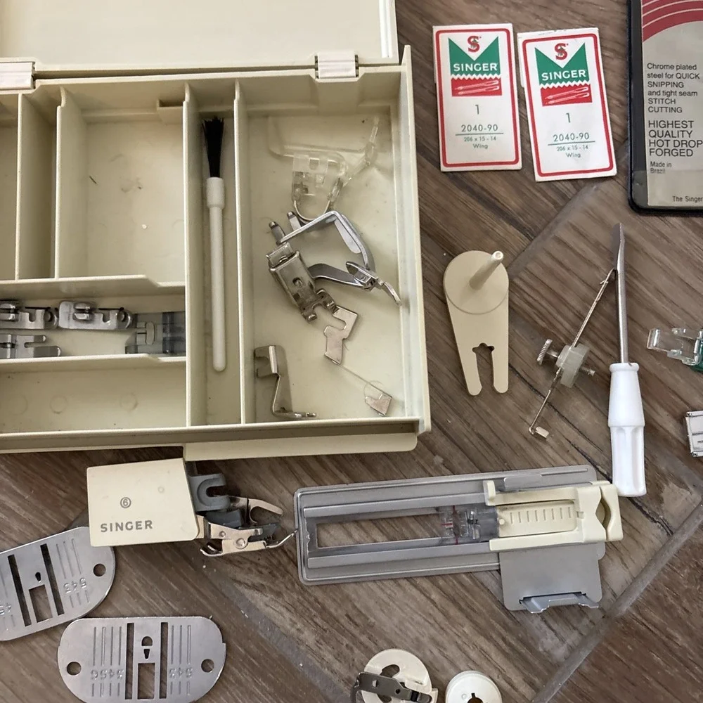 Futura Singer Sewing Machine Hard Case Attachments‎ Foots Plates